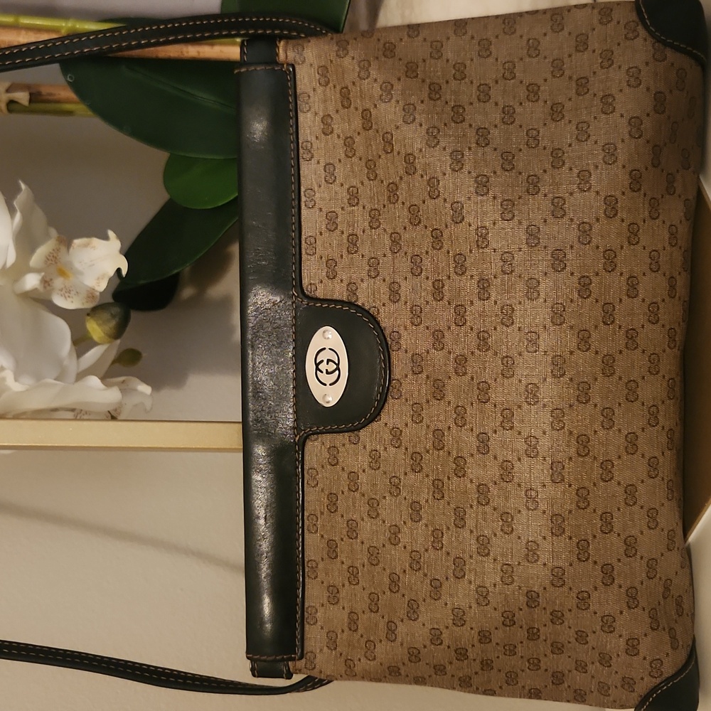 Gucci Crossbody In Elegant Brown And Tan GG Pattern..Gorgeous Classic Gucci! - Picture 11 of 12